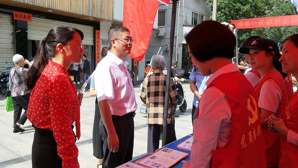 2019年县委常委、组织部长刘新民莅临党员服务一条街活动.jpg