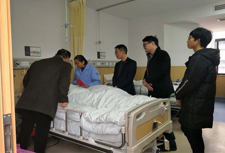 走访、慰问老同志黄冶