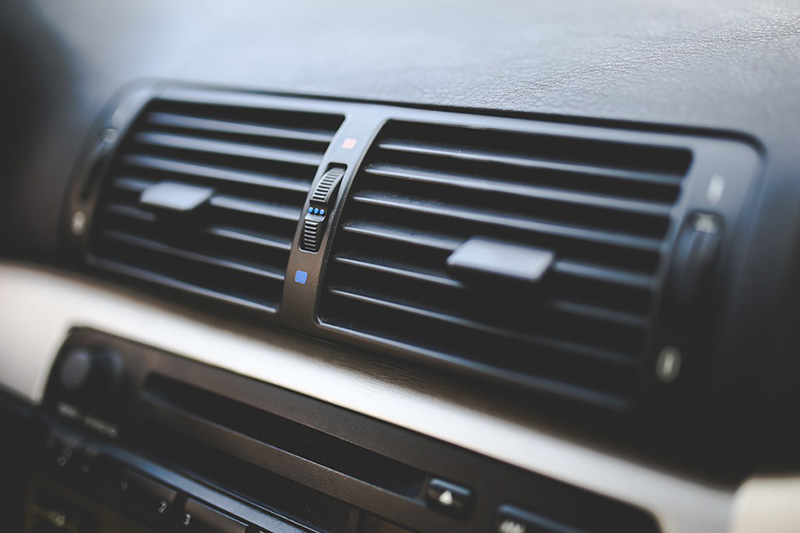 Causes and treatment methods of car air conditioner odor