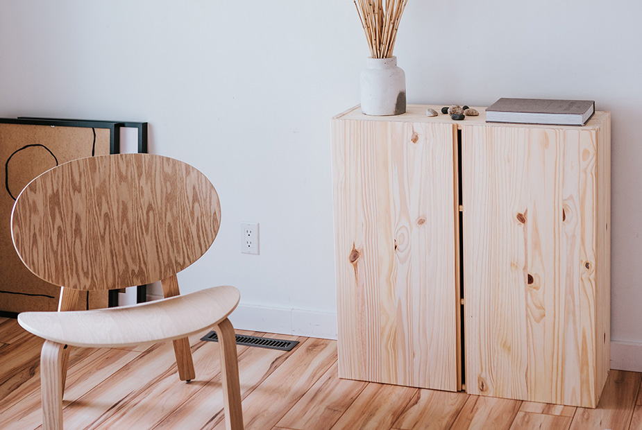 What are the types of commonly used furniture wood