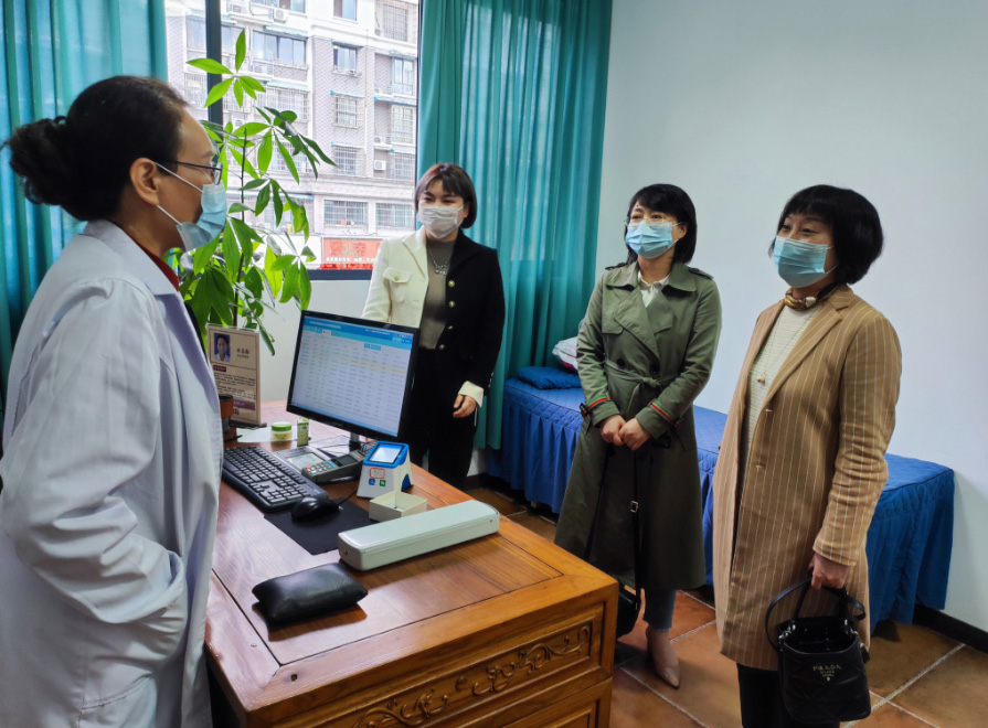 11月23日下午，区委统战部副部长梁玮珺一行走访生生堂门诊部。