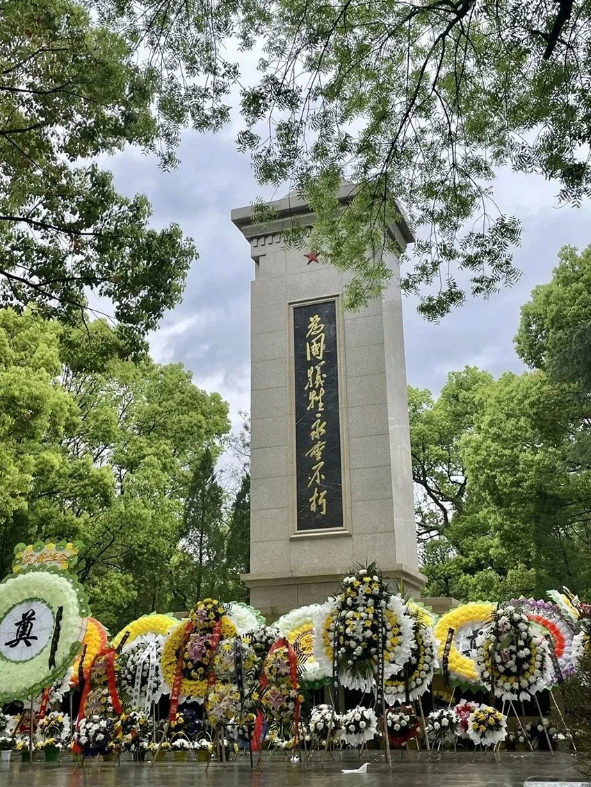 万申佳党建浙江万申佳律师事务所党支部“缅怀革命先烈 庚续红色精神”清明扫墓活动 (1).jpg