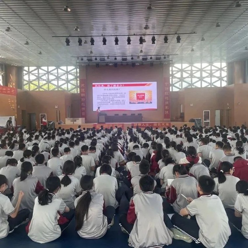 万申佳动态我所在天宁中学开展“禁毒和民法典”主题普法讲座 (2).jpg