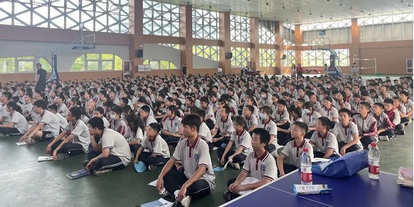 万申佳动态我所在天宁中学开展“禁毒和民法典”主题普法讲座 (3).jpg