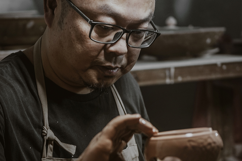 龙泉青瓷,龙泉市至德瓷坊,张晞青瓷工作室,高级工艺美术师,浙江省首席技师,浙江省工艺美术大师,中国工美行业艺术大师,丽水市非物质文化遗产代表性传承人