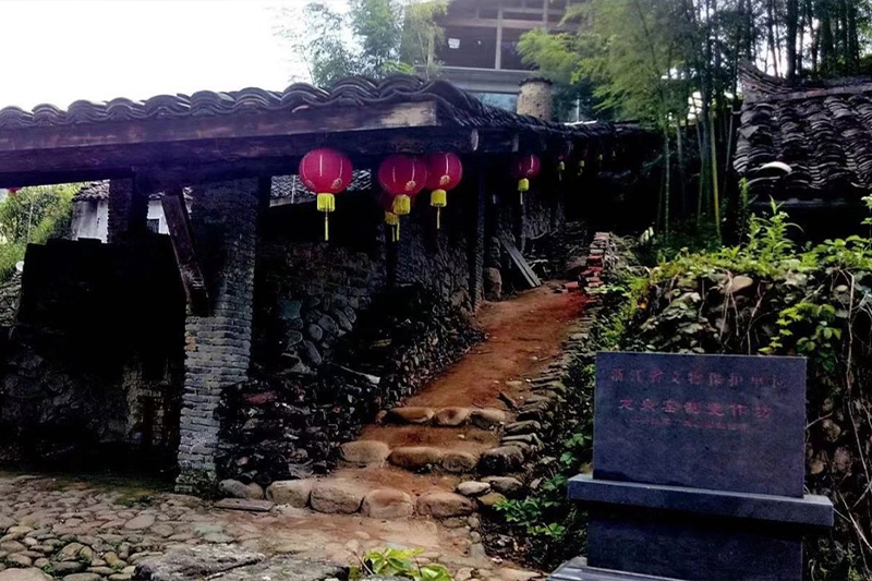龙泉青瓷,龙泉市至德瓷坊,张晞青瓷工作室,高级工艺美术师,浙江省首席技师,浙江省工艺美术大师,中国工美行业艺术大师,丽水市非物质文化遗产代表性传承人
