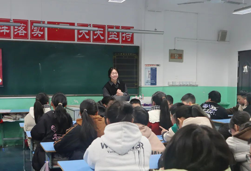 我所章泽蓉律师在育英小学开展抵制校园暴力主题法治课 (1).jpg