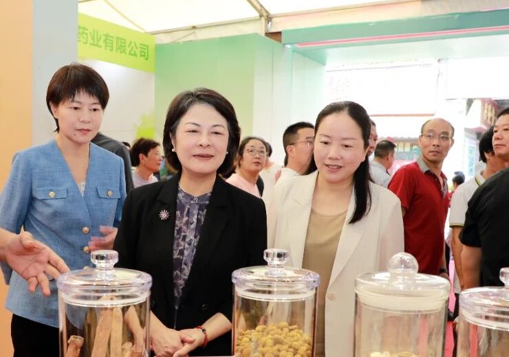 领导嘉宾参观.jpg