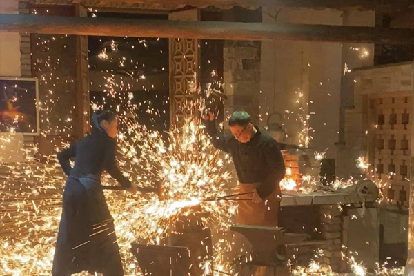 Young Chinese female swordsmith introduces ancient Longquan sword-making technique to netizens via livestreaming