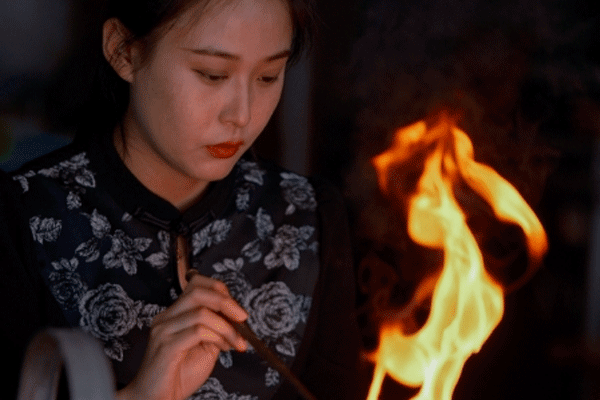 28岁女铸剑师，抡大锤抡出“麒麟臂”