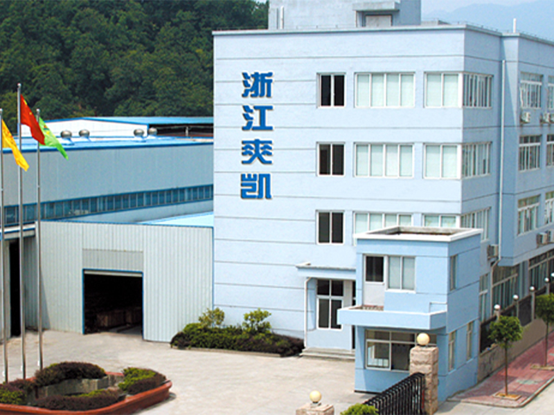 摄图网_501669724_草原的汽车SUV(非营利使用).jpg