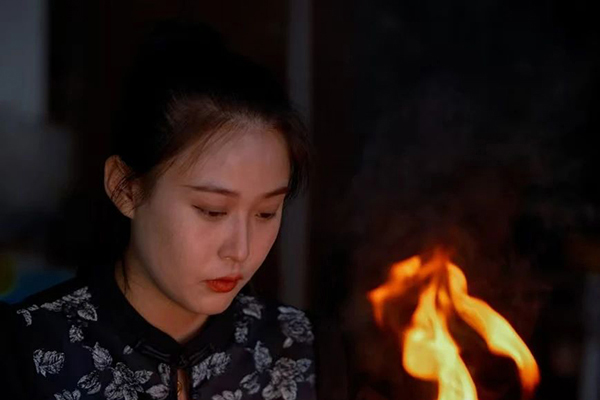 28岁女铸剑师太飒了！一家四代传承非遗文化，“我做的不会比男孩子差”