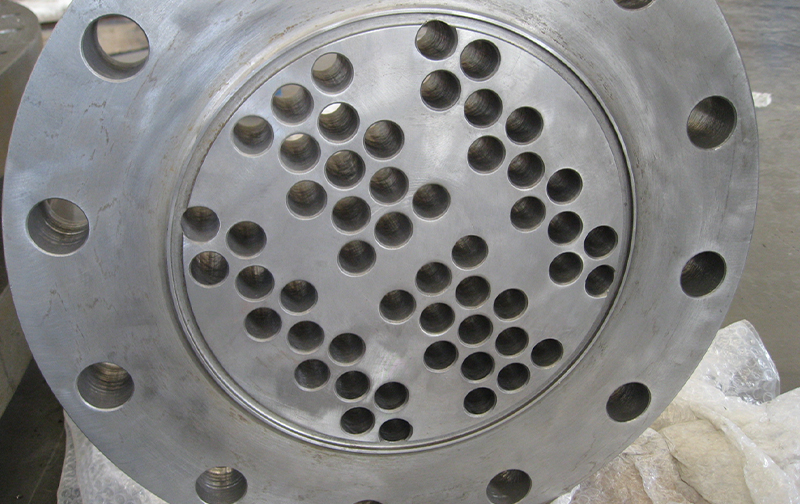 Heat exchange tube opening encounters stress groove on tube plate