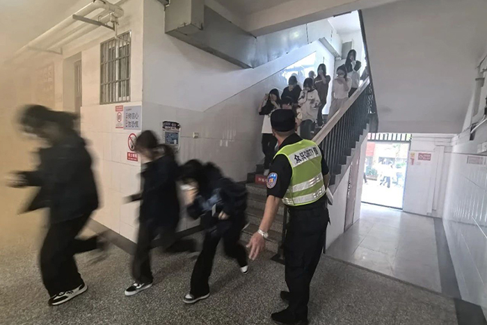演练犹如实战 校消保联动护安全